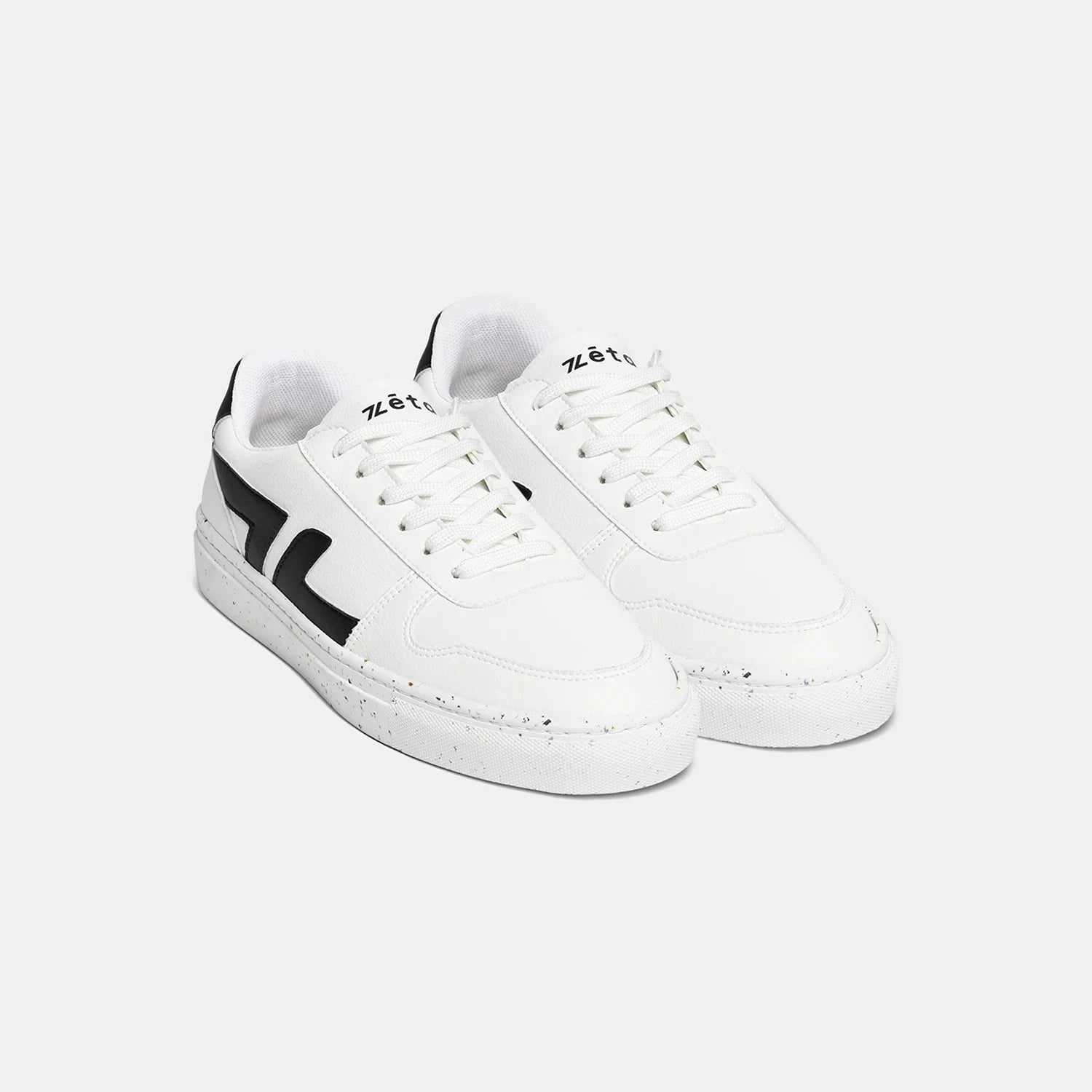 chaussures confortables blanches avec le logo noir