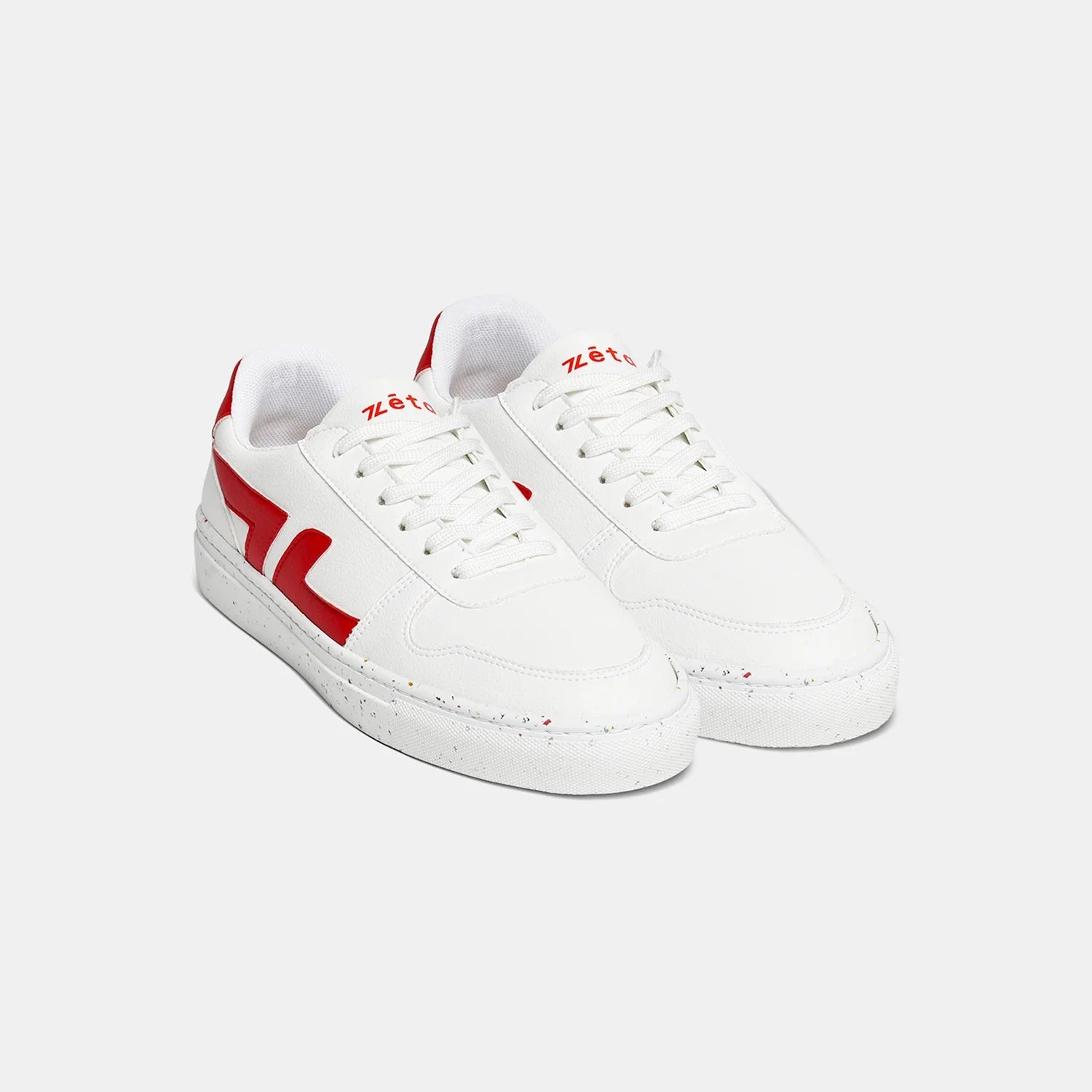 baskets basses blanches avec le logo rouge