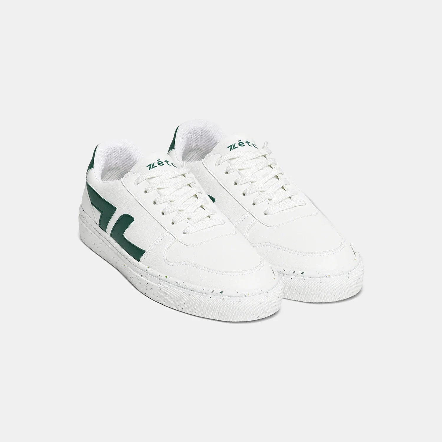 baskets basses blanches avec le logo vert