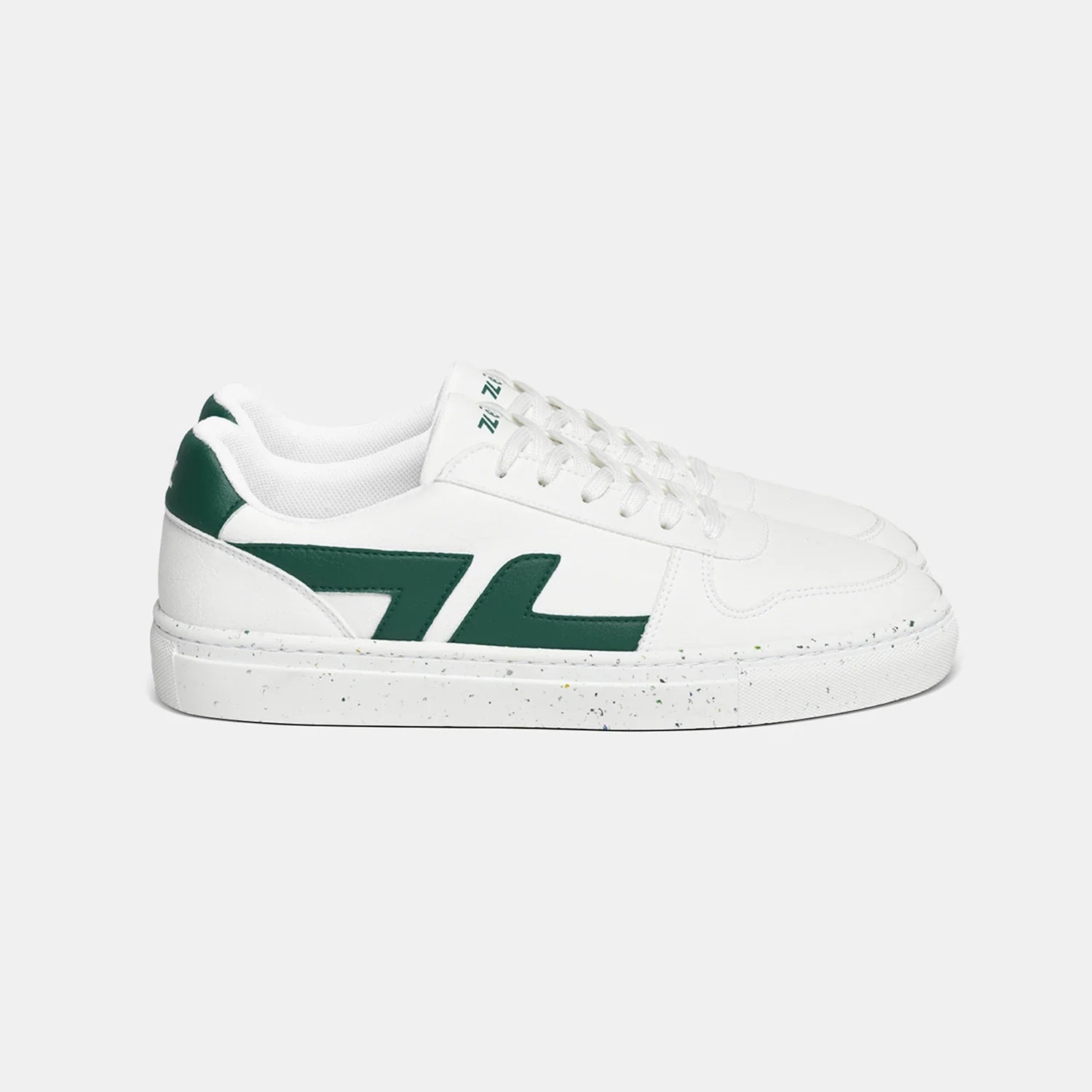 baskets basses blanches avec le logo vert